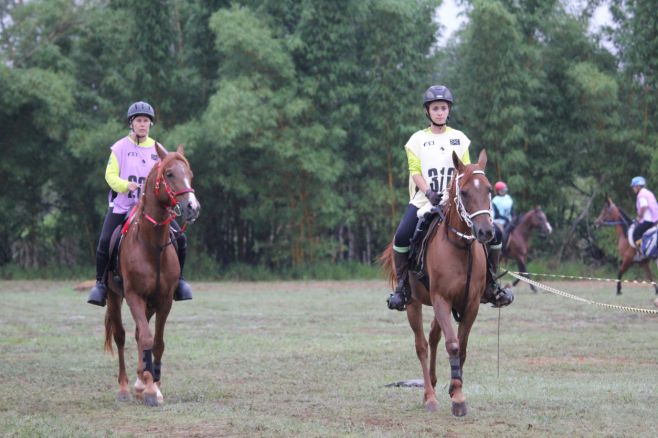 Evelyne et Renata Salvador (qui prête une cheval à Evelyne)