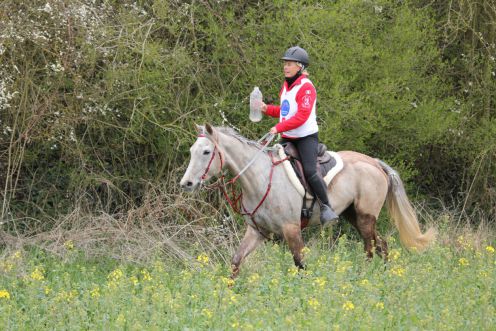 Evelyne Bouyé avec Qualsik Charriere (par Fadasir) gagnante à 17km/h de la 90 km vitesse libre.