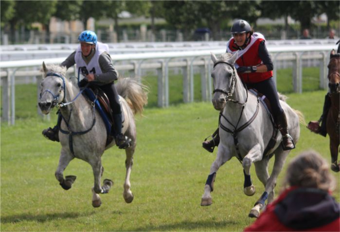 Annick Pasquet avec Hotspur Odessa (à droite) sprintent pour la 3ème place.