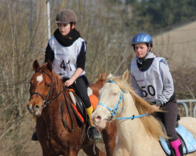 Roxane Reuillard avec Malice et Zoé Laurenco avec Malak Harkinah