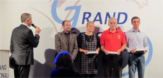 Podium 90 km vitesse imposée : 1ère, Evelyne Bourdelot à Gauche,  3ème,Jacques Grandhomme en rouge