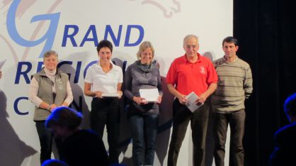 Podium 90 km vitesse libre, 1ère Dominique Dupont en blanc, 2ème Bernadette Bonnel au milieu, 3ème Jacques Grandhomme en rouge.