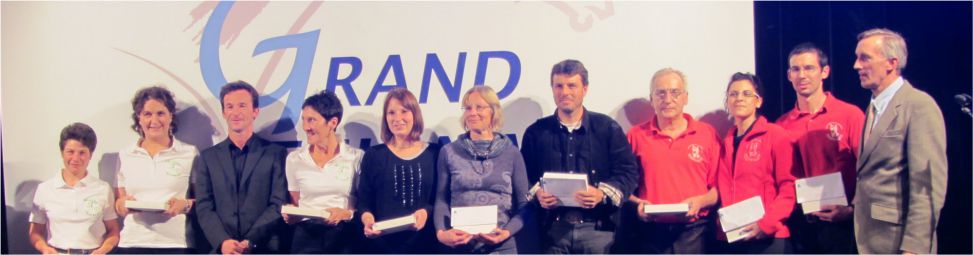 Podium équipe : 1ers au milieu, Ecuries des Couleurs (Juilie Delion, Bernadette Bonnel, Frederic Reuillard. 2ème en blanc, ACORE (Dorothée Blanquie, Staphanie Guittot, Dominique Dupont. 3ème en rouge, Ecuries de la Charriere (Jacques Grandhomme, Sabrina Duguet, Nicolas Duguet)